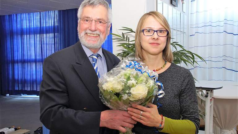 Kathrin Kühn erhielt die silberne Ehrennadel von Ulrich Hahn.  Ulrich Hahn überreicht Kathrin Kühn einen Blumenstrauß