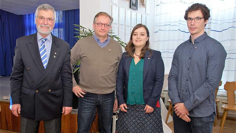 Mit der Ehrennadel in Bronze bedankte sich der Verein bei Jan Knipschild, Luisa Dinslage und Bernd Jarmann (von rechts nach links mit Ulrich Hahn).  Jan Knipschild, Luisa Dinslage, Bernd Jarmann und Ulrich Hahn lächeln in die Kamera.