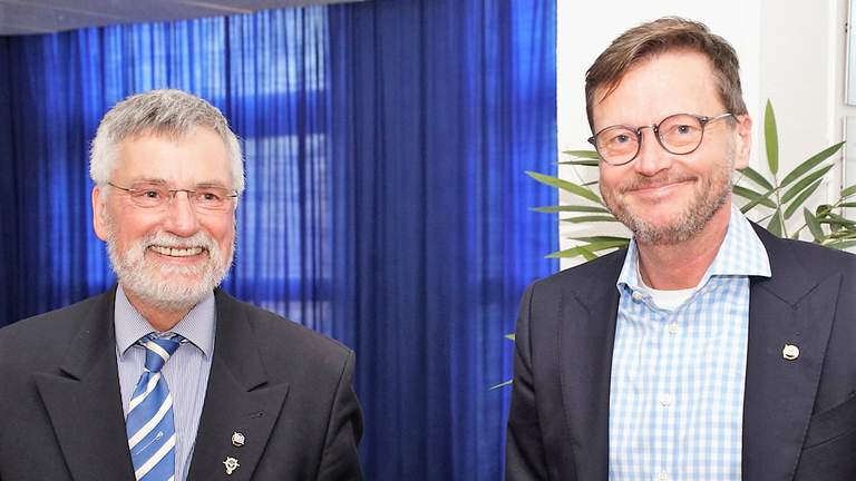 Jens Freisenhausen wurde ebenfalls mit der Goldenen Ehrennadeln geehrt.  Jens Freisenhausen mit Ulrich Hahn.