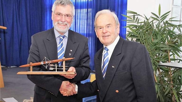 Vereinsvorstand Prof. Dr. Ulrich Hahn bedankt sich bei Hans Hammermann (rechts) für 70 Jahre Mitgliedschaft.  Ulrich Hahn überreicht Hansa Hammermann ein Geschenk zum Jubiläum.