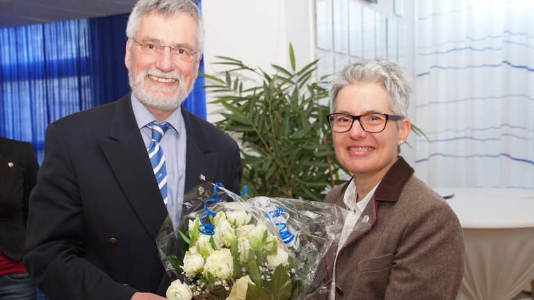Seit 25 Jahren ist Ira Lepper Mitglied im Ruderclub Hansa.  Ulrich Hahn überreicht Ira Lepper einen Blumenstrauß.