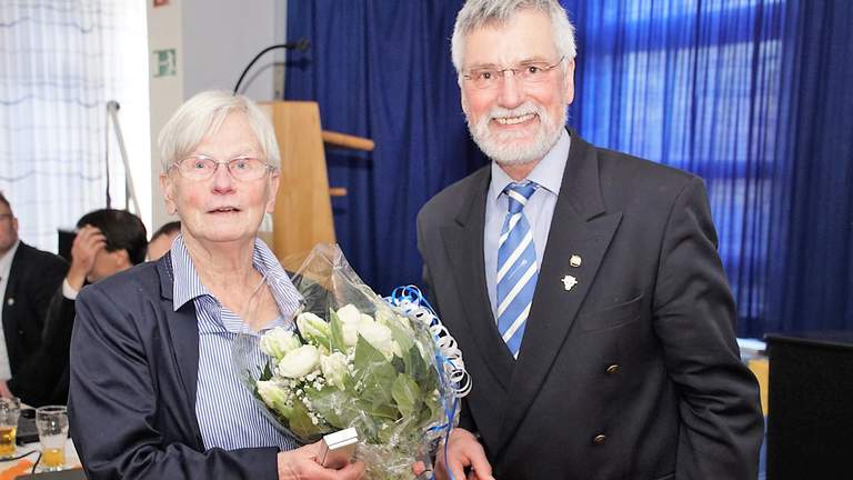 Ursel Bücker ist seit 65 Jahren Mitglied des Ruderclub Hansa.  Ursel Bücker mit einem Blumenstrauß und Ulrich Hahn.
