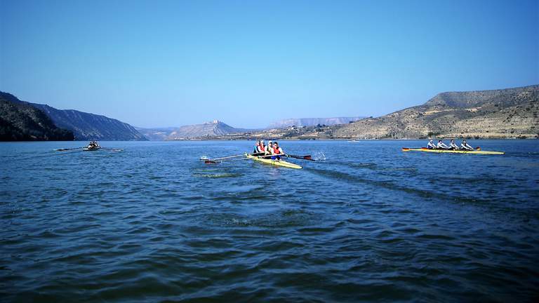 (Foto: Ruderclub Hansa von 1898 e.V. Dortmund) U23 Boote auf dem Wasser im spanischen Mequinenza
