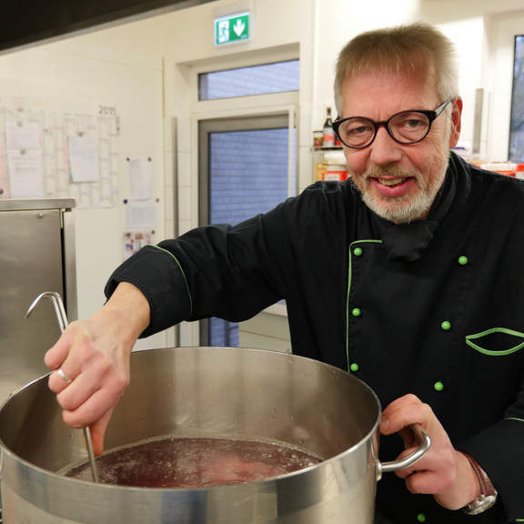 Hansa Gastronom Peter Barkholtz (Foto: Carsten Oberhagemann) Hansa Gastronom Peter Barkholtz rührt mit einer Kelle in einem sehr großen Topf
