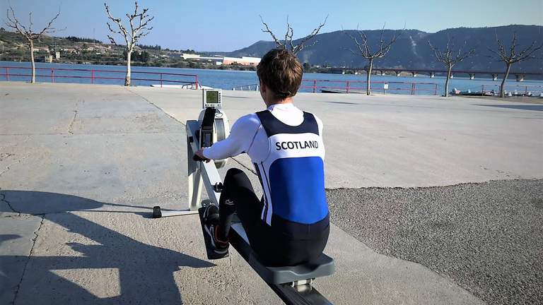 Für Felix Heinemann ist das derzeitige Trainingslager die Rückkehr in den deutschen U23-Bereich nach einem Auslandsaufenthalt an der University of Glasgow. (Foto: Ruderclub Hansa von 1898 e.V. Dortmund) Felix Heinemann auf dem Ruderergometer im Trainingslager im spanischen Mequinenza