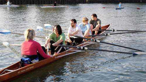 Studierende lernen unter Anleitung das Rudern im Boot