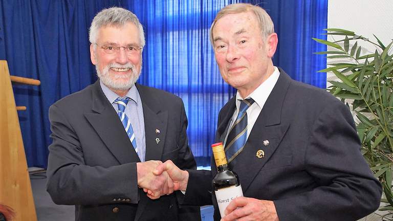 Horst Schröer ist seit 60 Jahren Mitglied im Ruderclub Hansa  Ulrich Hahn gratuliert Horst Schröer zur 60-jährigen Mitgliedschaft