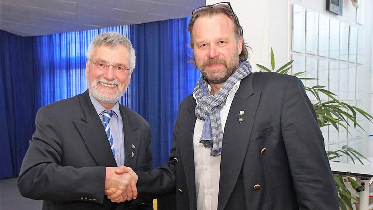 FriWi Bücker ist dem Ruderclub Hansa bereits seit 40 Jahren treu.  Ulrich Hahn gratuliert Friderich Wilhelm Bücker.