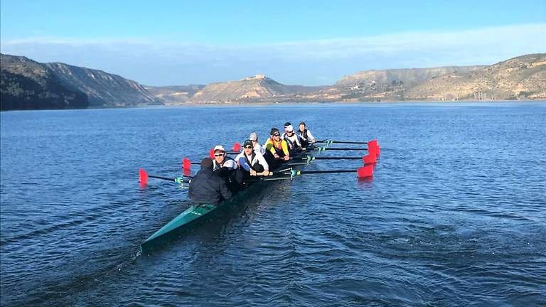 (Foto: Ruderclub Hansa von 1898 e.V. Dortmund) U23 Vierer im Traingslager im spanischen Mequinenza auf dem Wasser